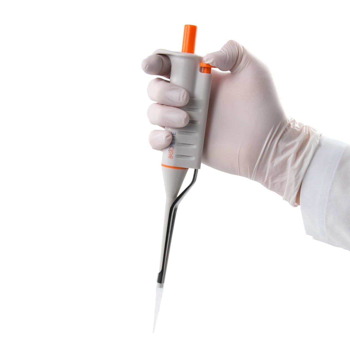 BasicPette Laborpipette in der Hand - zeigt ergonomische Handhabung und Skala - Med-Praxisbedarf