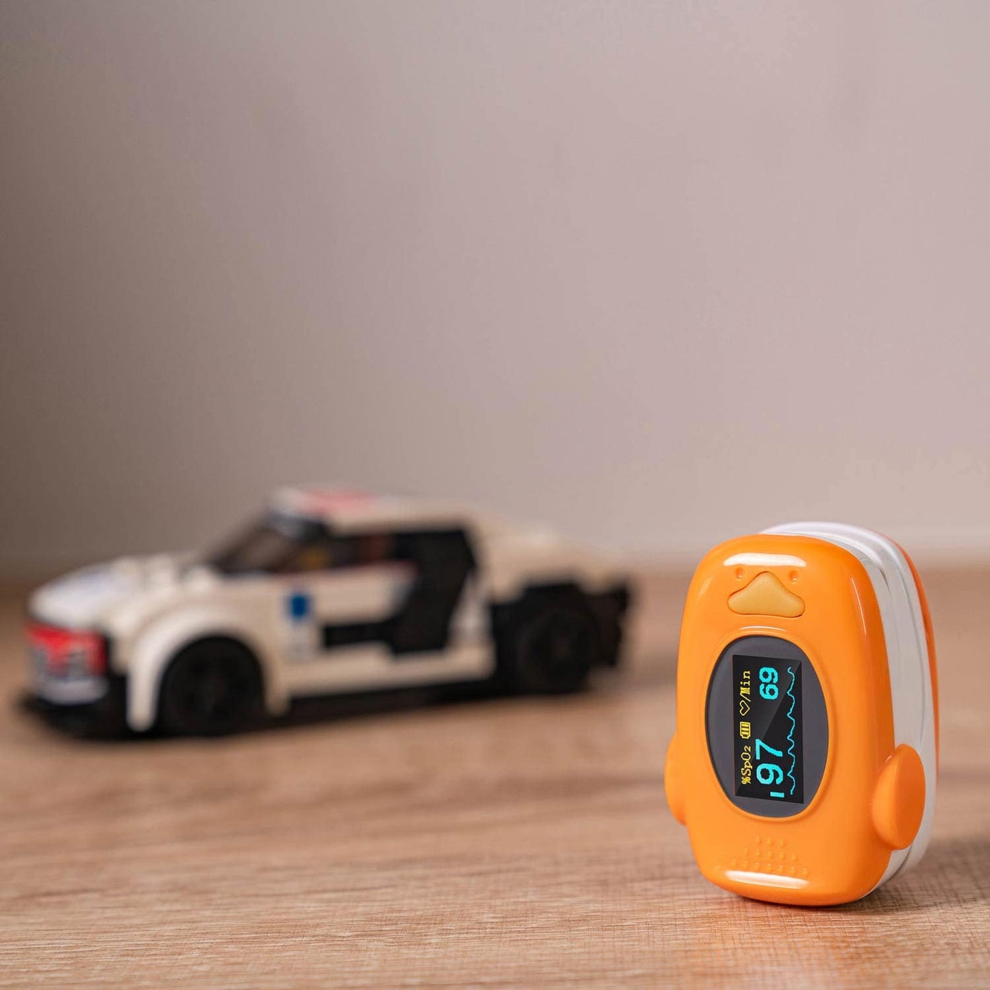 Biolight Pulsoximeter M70A für Kinder - Gerät in Gebrauch an Kinderfinger - Med-Praxisbedarf