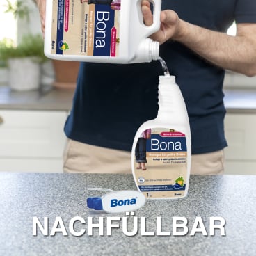 Bona Pflegereiniger im Einsatz - Auftragen auf geölten Holzfußboden - Med-Praxisbedarf