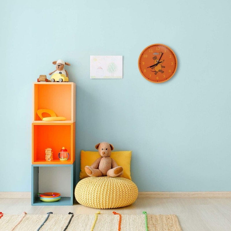 Kinderwanduhr DieMaus Nahaufnahme - schleichender Sekundenzeiger, sicheres Kunststoffgehäuse - Med-Praxisbedarf