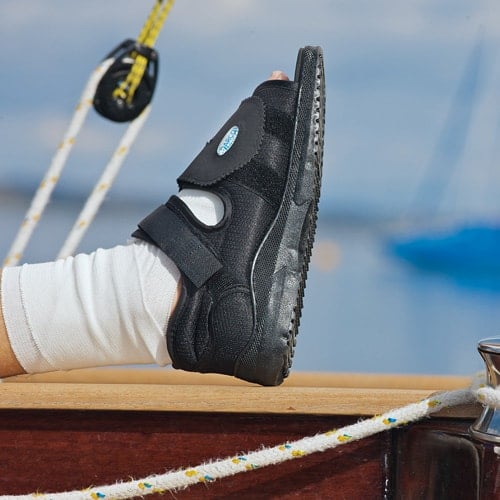 MedSurg Verbandschuh angewandt - stabilisierender Verbandschuh zur Entlastung nach Operationen - Med-Praxisbedarf
