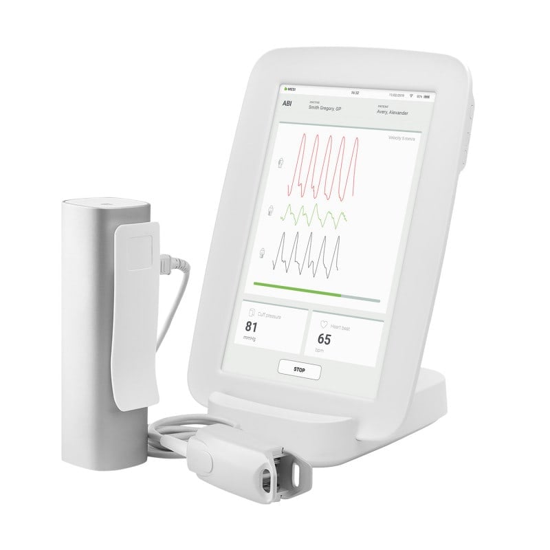 MESI mTablet SpO2 Fingerclip - Patient bei der Messung der Blutoxygenierung - Med-Praxisbedarf