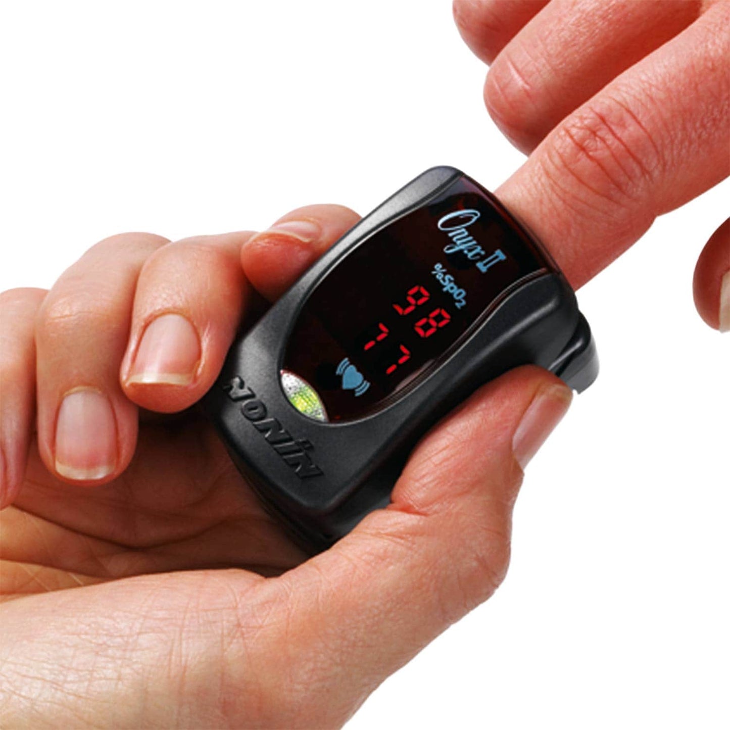 Pulsoximeter am Finger - Onyx II 9550 in Anwendung zeigt Display - Med-Praxisbedarf