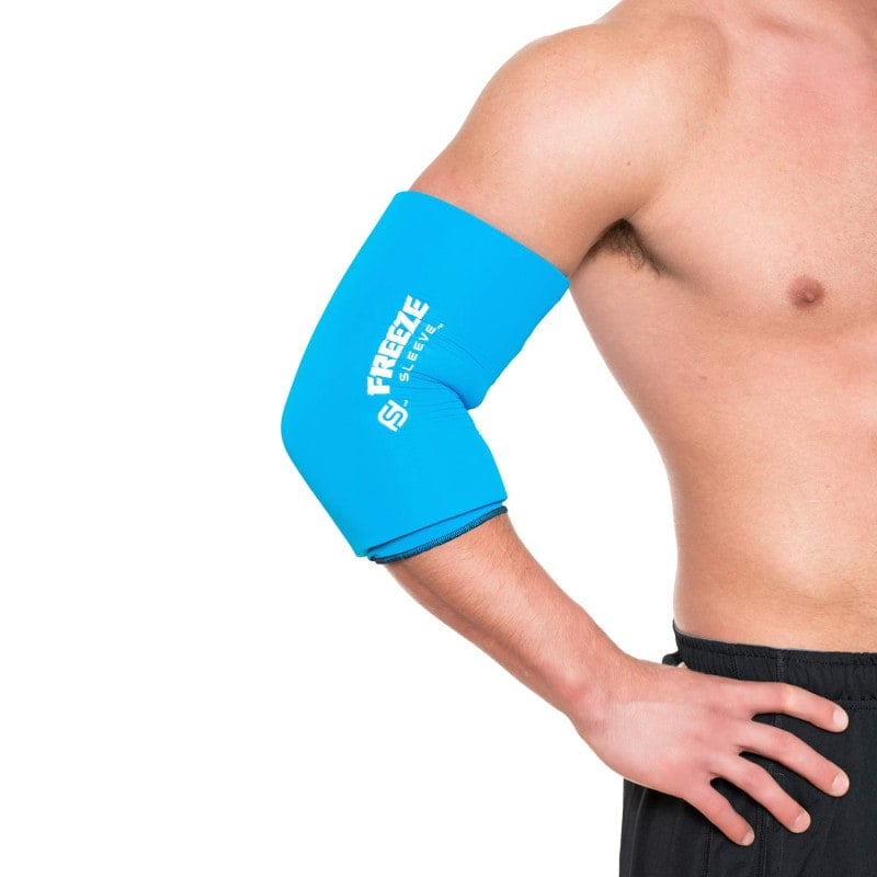 Freeze Sleeve Bandage in der Anwendung am Ellenbogen - flexible Kühlbandage für die Physiotherapie - Med-Praxisbedarf