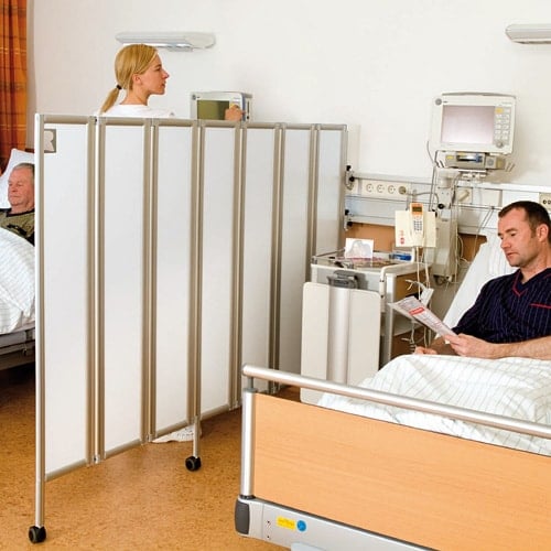 Raumteiler Faltwand in Anwendung - ausziehbar, weiß, für Patientenzone oder Wartebereich - Med-Praxisbedarf