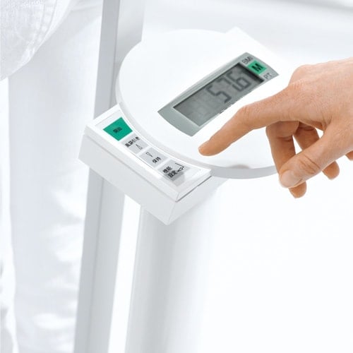 Seca 799 Waage im Praxis-Einsatz - elektronische Personenwaage mit BMI-Rechner - Med-Praxisbedarf