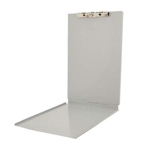 Aluminium-Klemmbrett in Gebrauch - handliches Format 21,6 x 33 cm für Notizen und Patientenakten - Med-Praxisbedarf