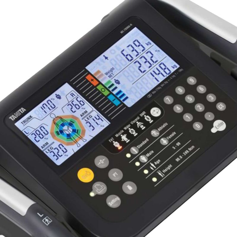 Tanita MC-780 MA im Einsatz - Patient steht auf dem Analysemonitor zur Messung - Med-Praxisbedarf