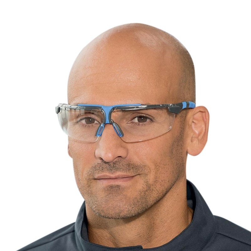 uvex i-3 Schutzbrille getragen - leichte Arbeitsschutzbrille für medizinische Einrichtungen - Med-Praxisbedarf