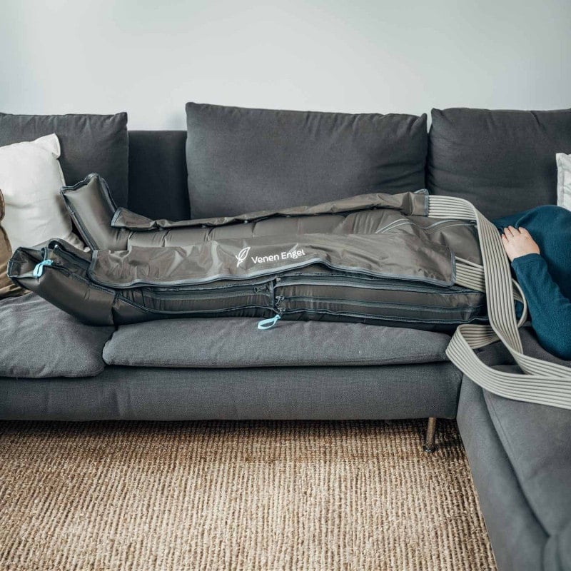 Venen Engel 8 Premium Massagegerät im Einsatz - professionelle Kompressionstherapie für Beine und Füße - Med-Praxisbedarf