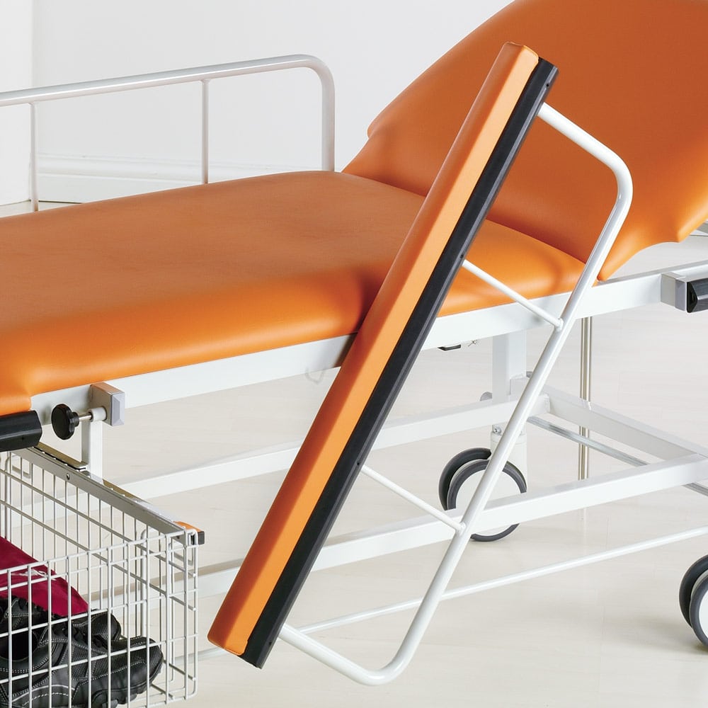 Transportliege mit Patienten - demonstriert die Anwendung für den Patiententransport - Med-Praxisbedarf