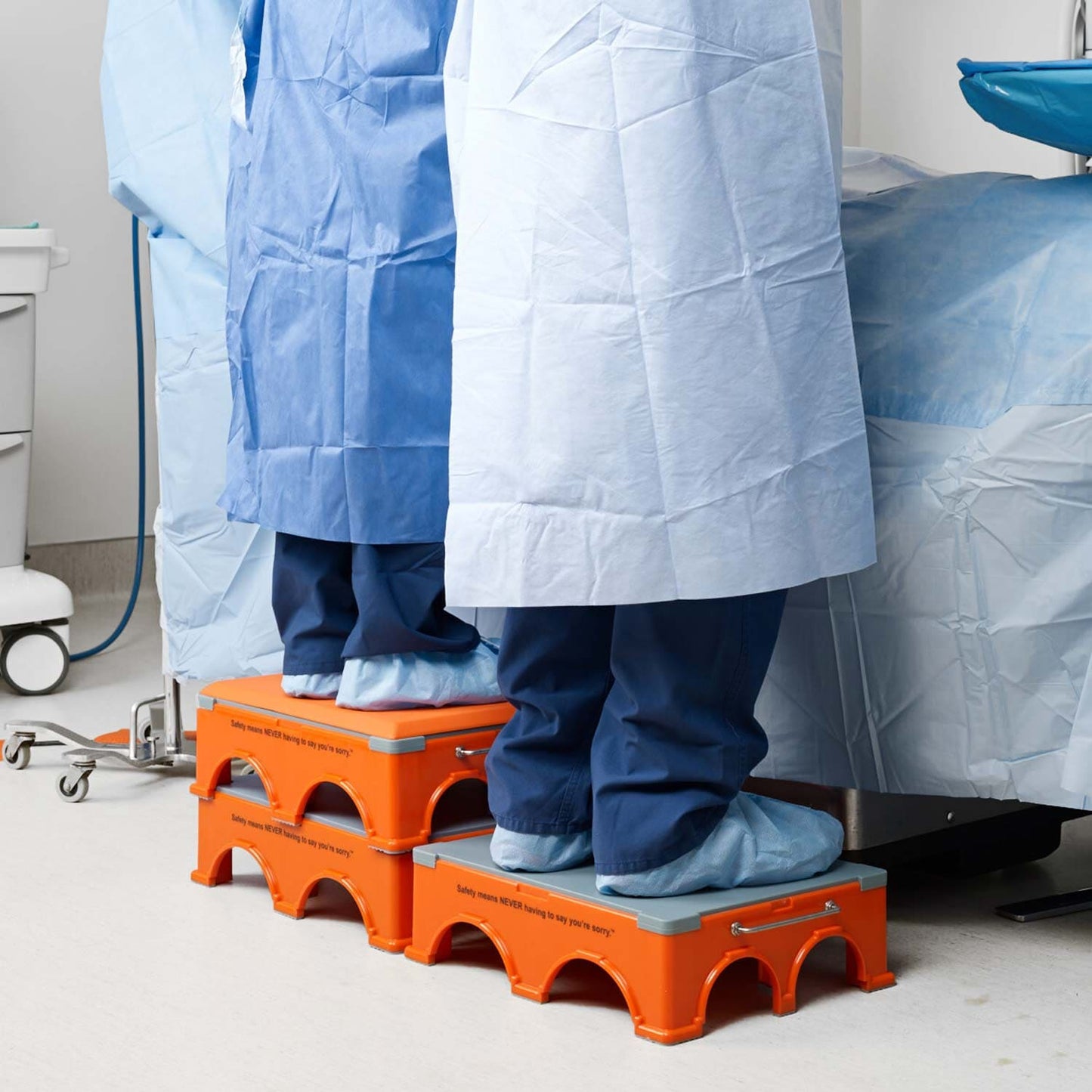 SANDEL Ergo-Step stapelbar - robuster Fußschemel für Klinik und OP, leicht zu reinigen - Med-Praxisbedarf