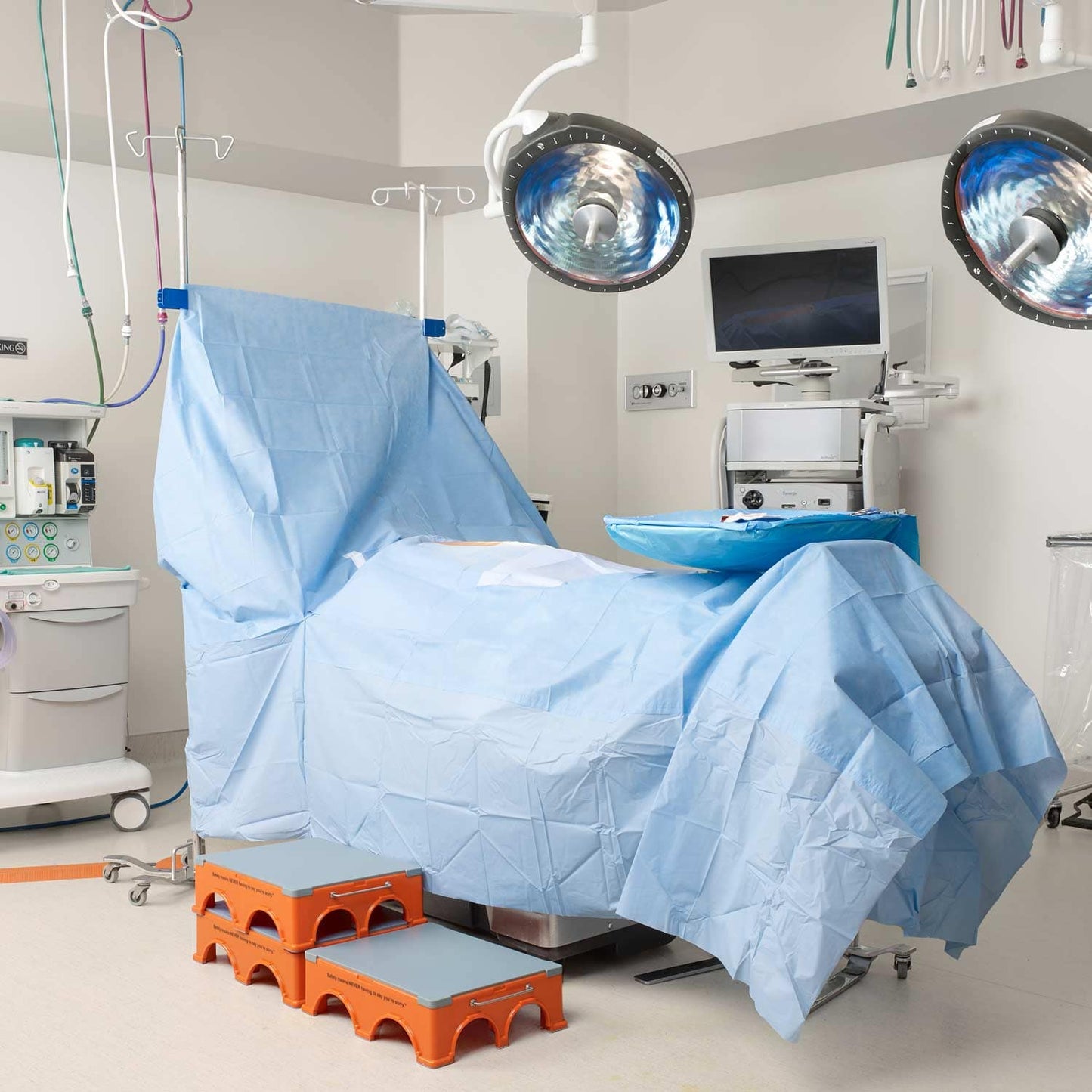 SANDEL Ergo-Step stapelbarer Fußauftritt für Chirurgie - ergonomisch, rutschfest, für lange Operationen - Med-Praxisbedarf