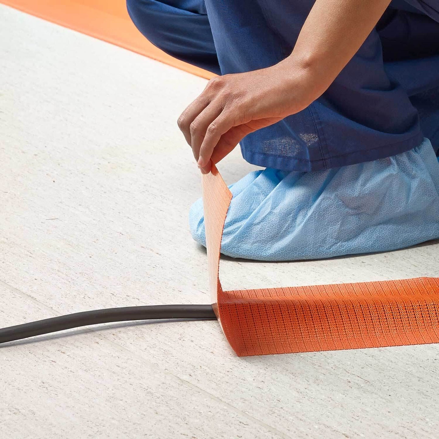 Trip-No-More Kabelabdeckung grau - rutschfeste Unterlage für Kabel und Schläuche - Med-Praxisbedarf
