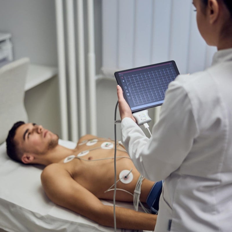 CardioNS E2 in der Anwendung - EKG-Aufnahme am Patienten demonstriert - Med-Praxisbedarf