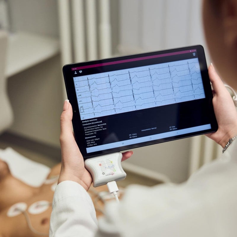 CardioNS E2 technische Spezifikationen - Aufdrucke und Zertifizierungen am Gerät - Med-Praxisbedarf