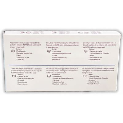 Corona Selbsttest Durchführung - Hand hält Testkassette mit Probetropfen, Ergebnisablesung - Med-Praxisbedarf