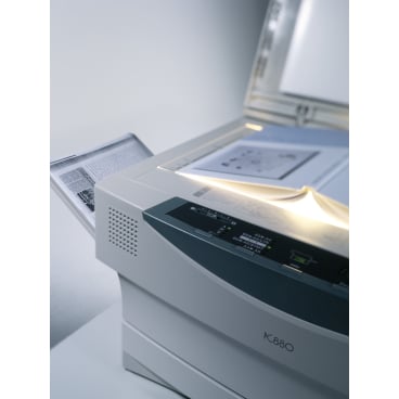 Einzelnes Screenclean Reinigungstuch im Einsatz - säubern von Touchscreens und Glas - Med-Praxisbedarf