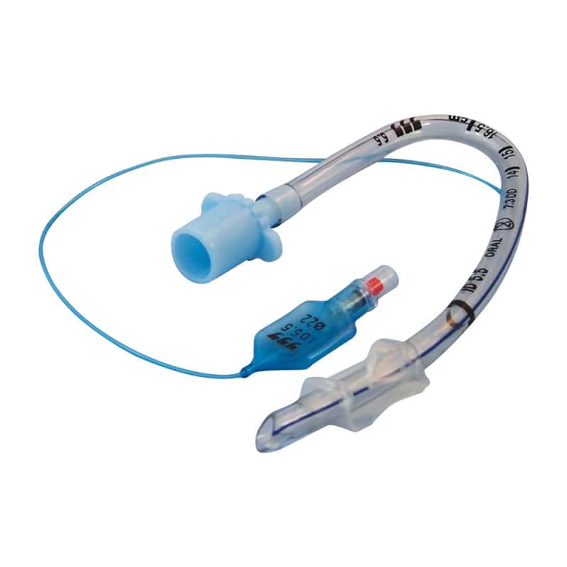 Vorgeformter Endotrachealtubus in Nahaufnahme - medizinisches Intubationsset für die Anästhesie - Med-Praxisbedarf