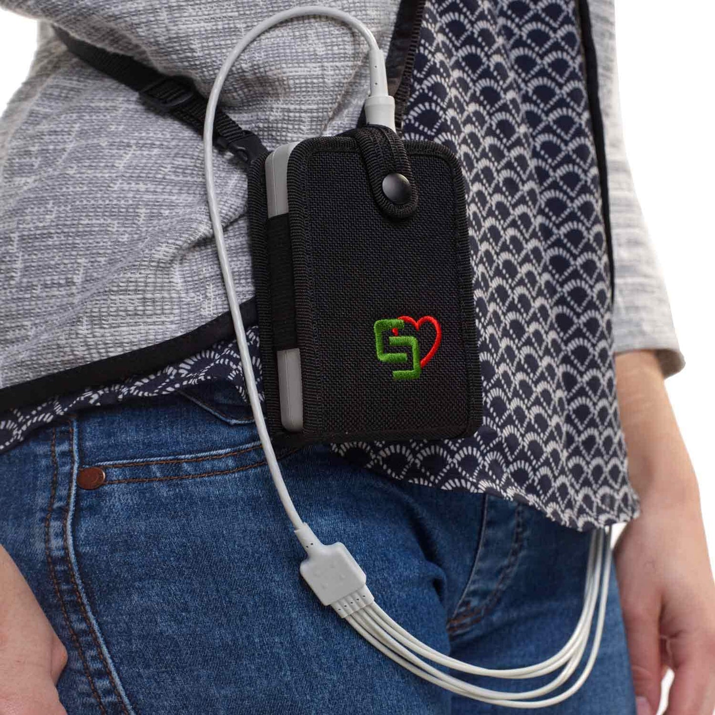 SmartHolter24 Rekorder im Einsatz - Patient mit aufgeklebten Elektroden und mobilem EKG-Gerät - Med-Praxisbedarf