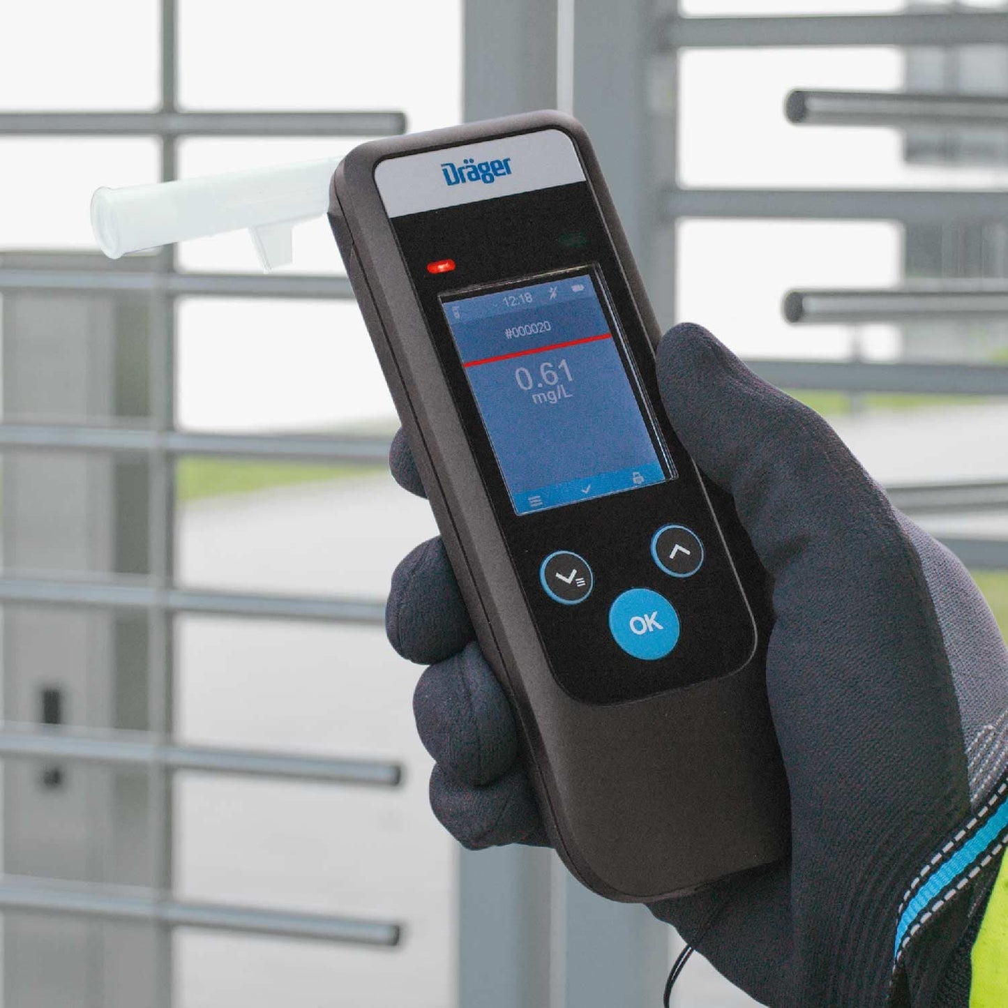Display und Tastatur des Dräger Alcotest 7000 - Nahaufnahme der Bedienelemente des Alkoholmessgeräts - Med-Praxisbedarf
