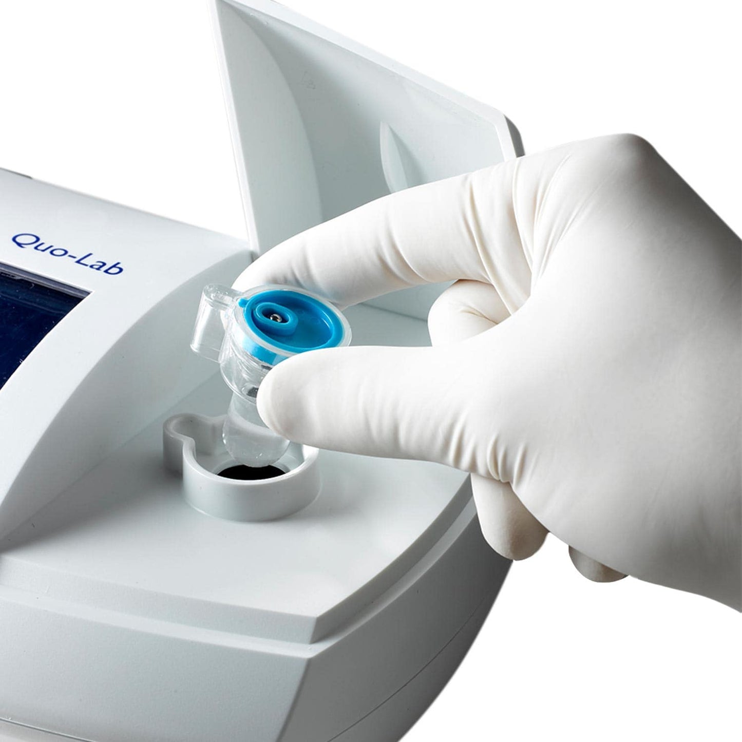 Quo-Lab HbA1c Messgerät Frontansicht - weißes Gehäuse mit Display und Bedientasten - Med-Praxisbedarf