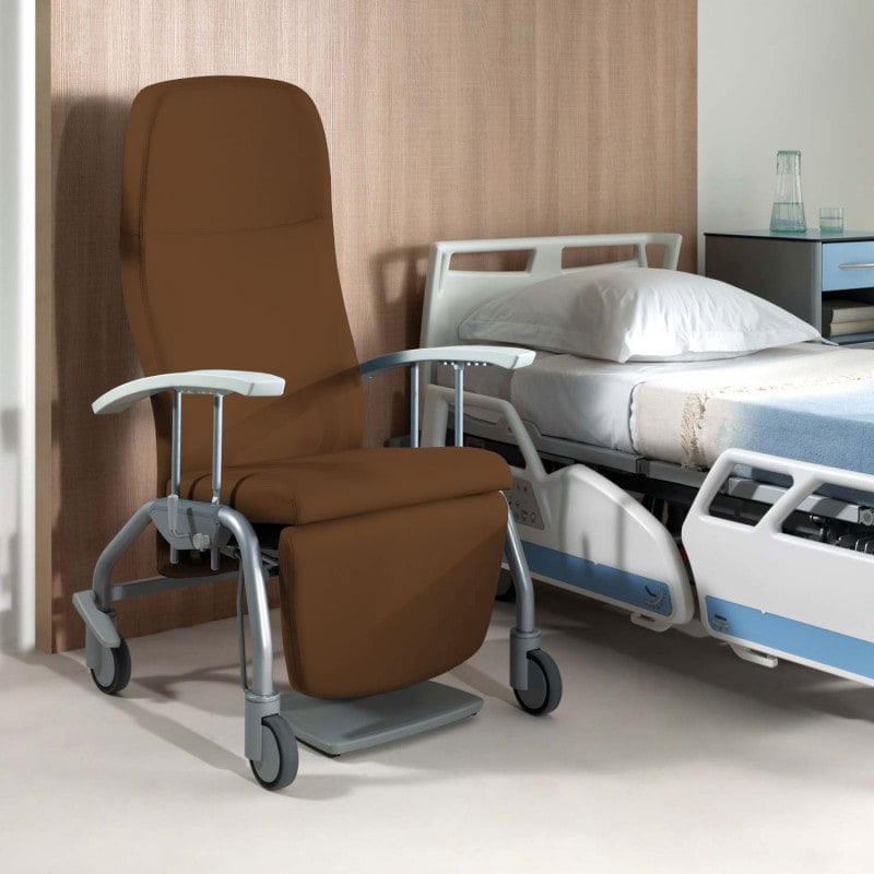 Patienten-Sessel MAURO Duo-line - zeigt komfortable Sitzposition mit hochgeklappter Fußstütze - Med-Praxisbedarf
