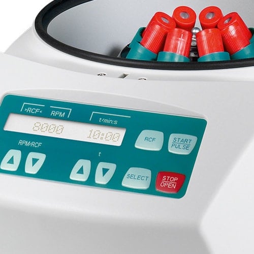 Hettich EBA 200S Zentrifuge im Betrieb - zeigt Rotor und Bedienfeld des Tischgeräts - Med-Praxisbedarf