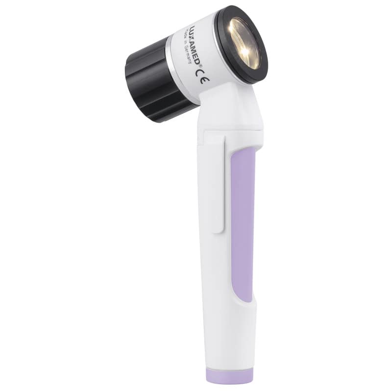 LuxaScope 2,5 V Dermatoskop in der Hand - ergonomische Anwendung bei der Hautuntersuchung in der Praxis - Med-Praxisbedarf