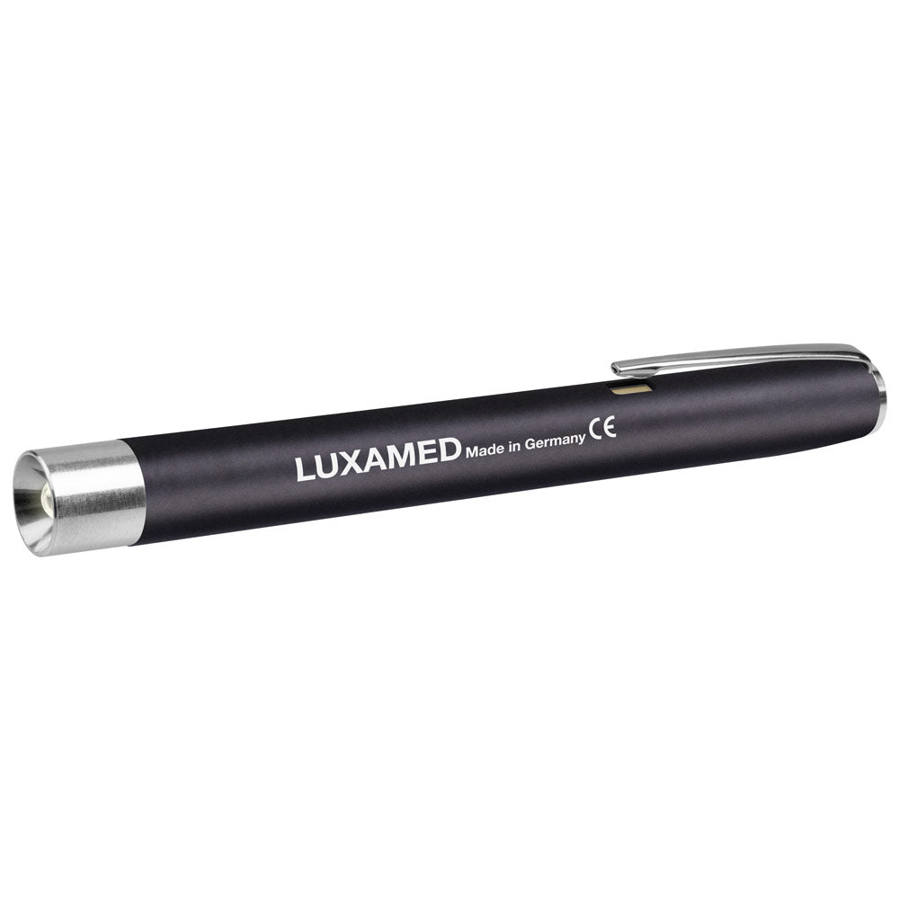 Handliche Penlight für Ärzte - Luxamed Untersuchungslampe in Gebrauch - Med-Praxisbedarf