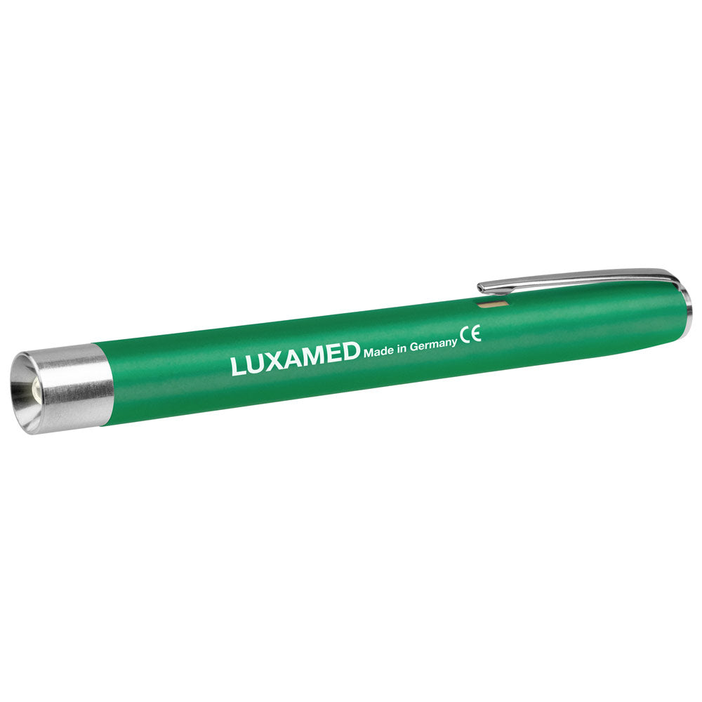 Luxamed Penlight in der Hand - kompakte Größe, ideal für die Kitteltasche - Med-Praxisbedarf