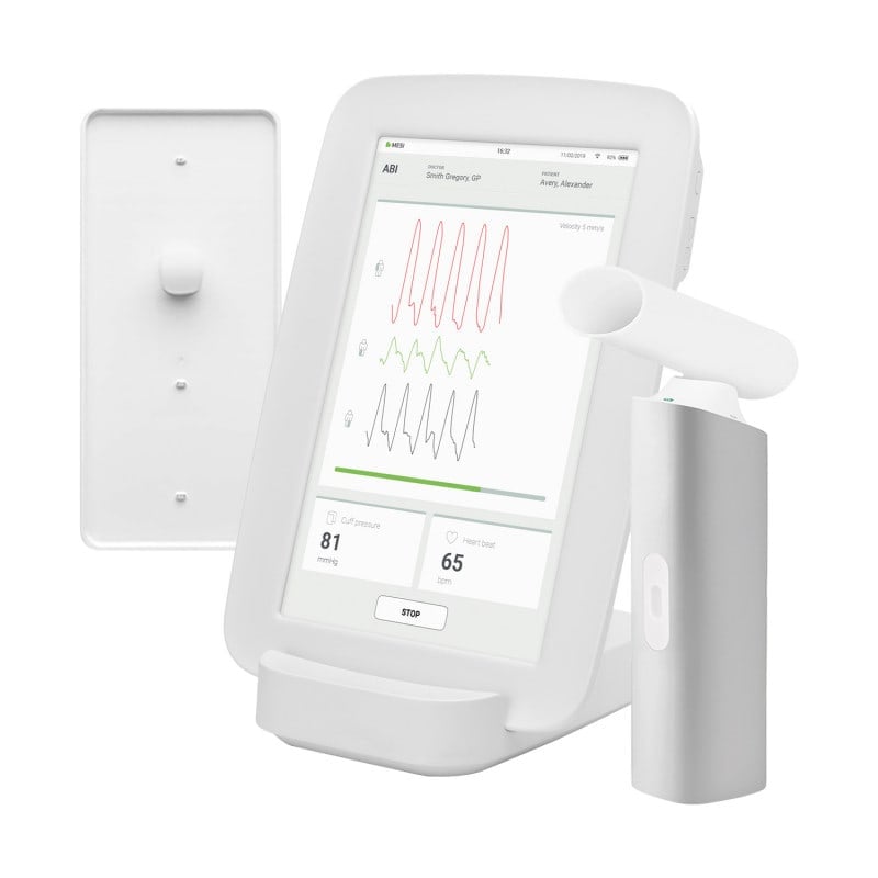 MESI mTablet SPIRO in Anwendung - Patient nutzt das Spirometer-Modul in der Praxis - Med-Praxisbedarf