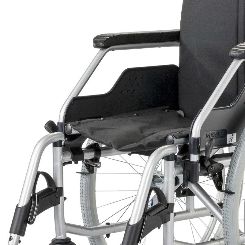 MEYRA Rollstuhl Modell 3.940 - leicht, transportabel, klappbare Arm- und Fußstützen - Med-Praxisbedarf