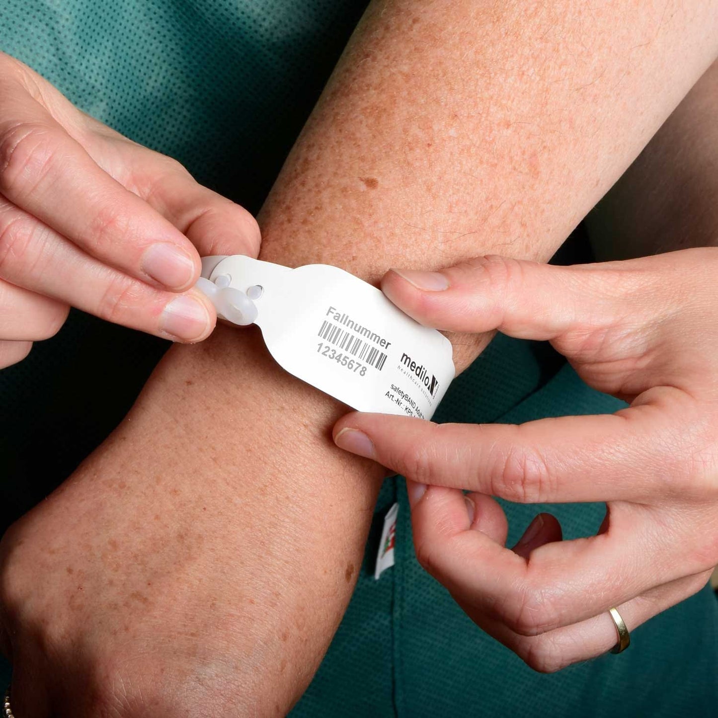 Patientenarmband safetyBAND Verschlussdetail - sicheres Schließen für den Einsatz im Pflegeheim - Med-Praxisbedarf