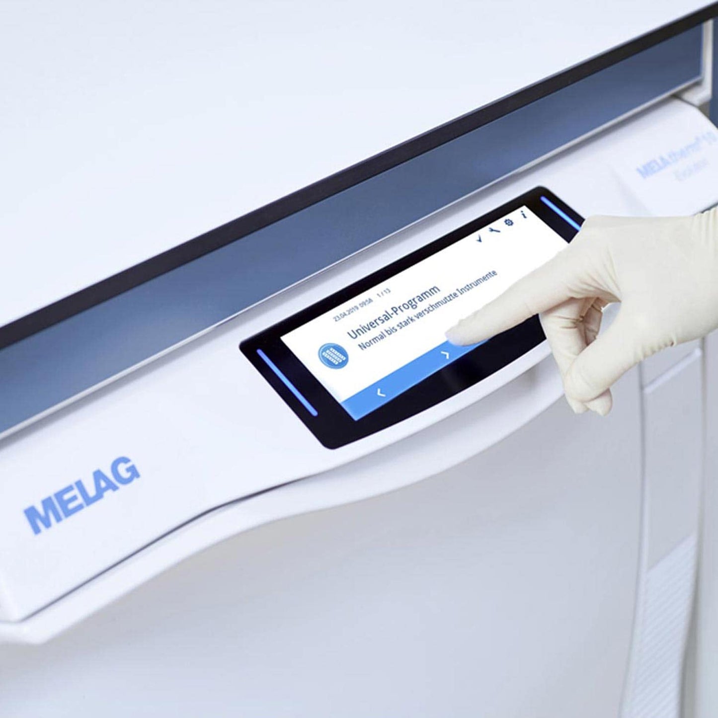 MELAtherm 10 Evolution DTA Frontansicht - Bedienpanel und Display des Thermodesinfektors - Med-Praxisbedarf