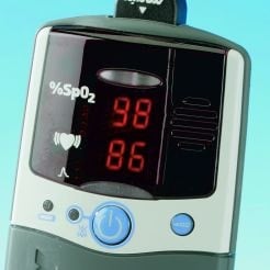 NONIN PalmSAT 2500A Handgerät in Gebrauch - mit Display für Pulsoximetrie-Messwerte - Med-Praxisbedarf