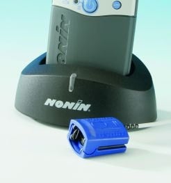 NONIN PalmSAT 2500A Pulsoximeter von der Seite - zeigt kompaktes Design und Sensoren - Med-Praxisbedarf