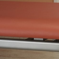 Design-Untersuchungsliege in Praxisumgebung - Einsatz in Behandlungsraum - Med-Praxisbedarf