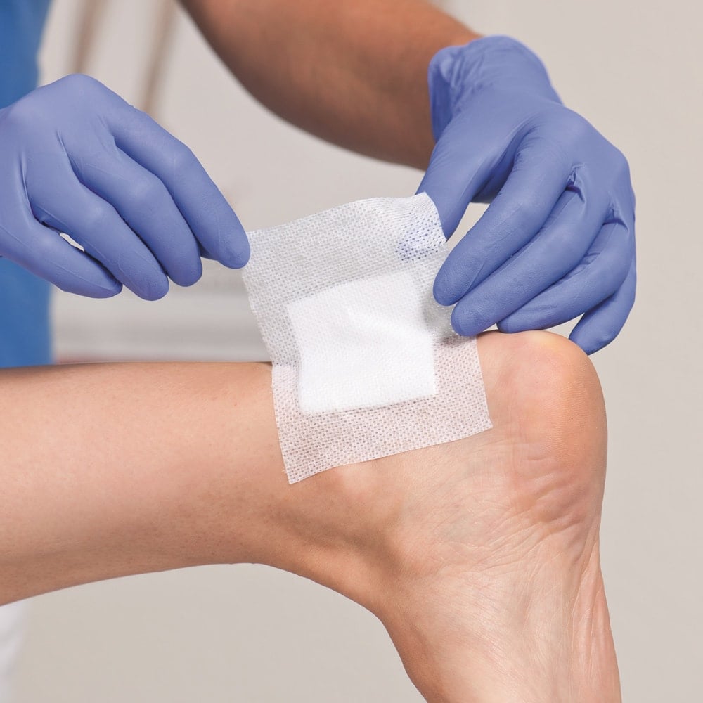 Omnifix elastic von Hartmann - Atmungsaktives, elastisches Fixiermaterial - Med-Praxisbedarf