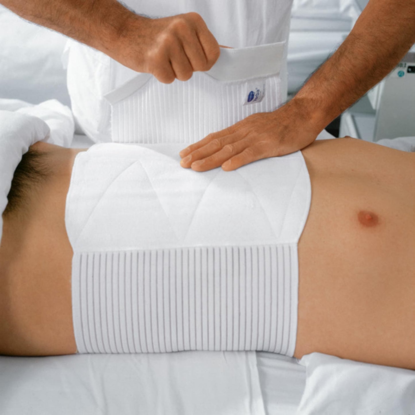 Verba Stützverband in Anwendung - zeigt die schnelle und schonende Anlage der postoperativen Bandage - Med-Praxisbedarf