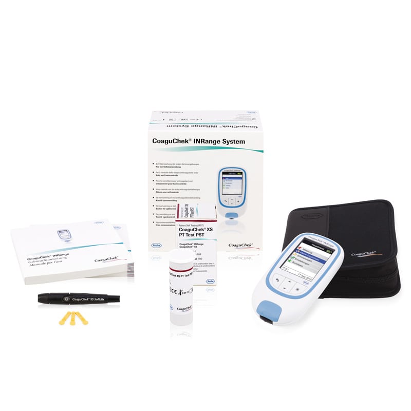 CoaguChek INRange Zubehör - Teststreifen und Lanzette neben dem Gerät für die INR-Messung - Med-Praxisbedarf