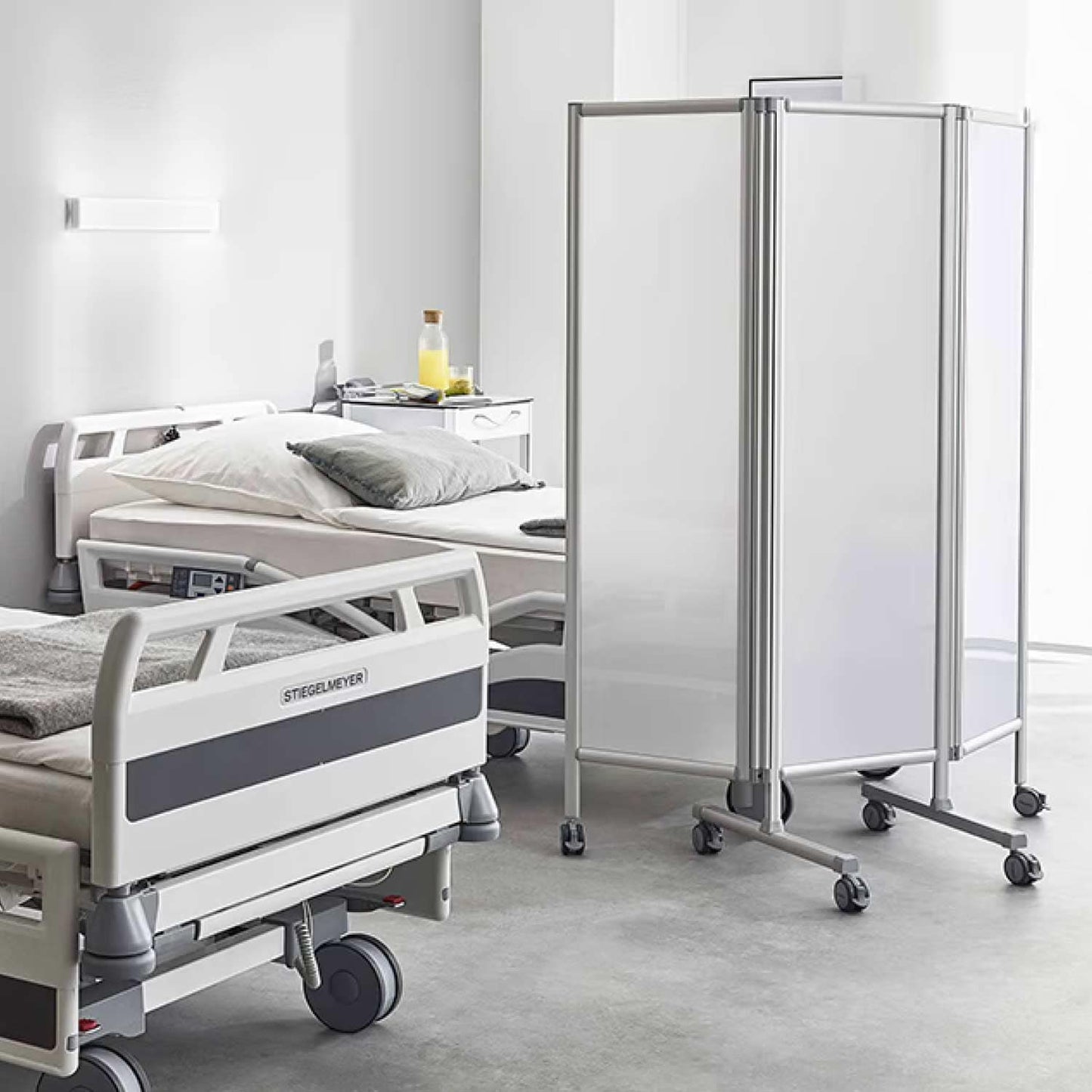 Butterfly Faltwand von Ropimex - faltbare Trennwand mit Rollen für Kliniken und Praxisbereiche - Med-Praxisbedarf