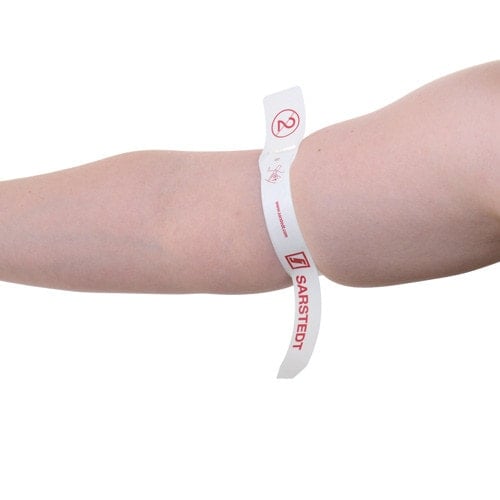 Staubinde tournistrip® in Anwendung am Arm - zeigt die einfache Handhabung der Einmal-Staubinde - Med-Praxisbedarf