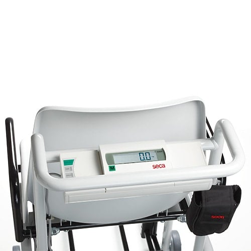 Rollstuhlwaage seca 959 im Einsatz - Patientenwaage für Pflegeeinrichtungen - Med-Praxisbedarf
