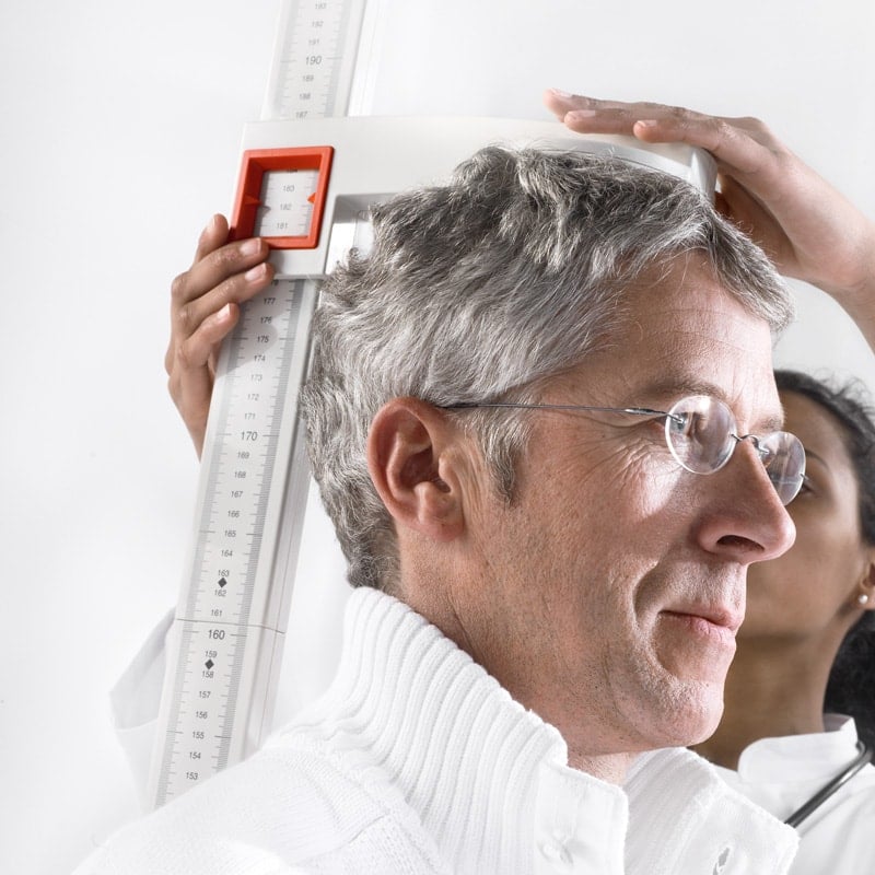Stadiometer seca 213 von der Seite - robustes Design des medizinischen Höhenmessers für Erwachsene und Kinder - Med-Praxis...