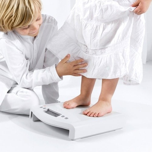 Seca 354 für Säuglinge und Kleinkinder - mit integrierter Haltefunktion für sicheres Wiegen - Med-Praxisbedarf