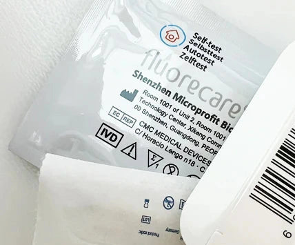 Fluorecare Testkassette Nahaufnahme - mit Kontroll- und Testlinienfeldern - Med-Praxisbedarf