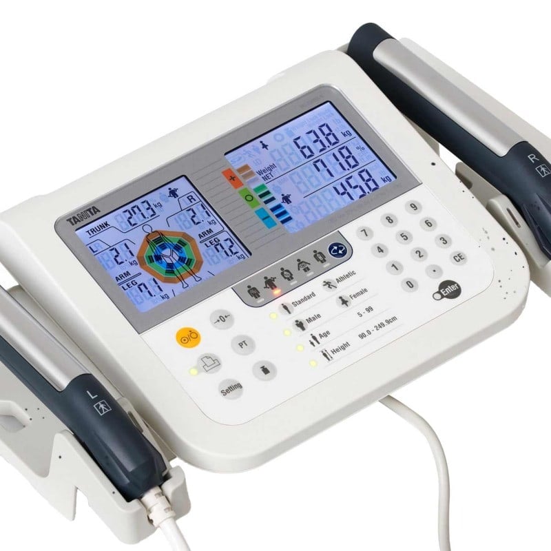 Tanita MC-780 MA Körperanalysemonitor - Frontansicht des Analysegeräts mit großem Display und Elektroden - Med-Praxisbedarf