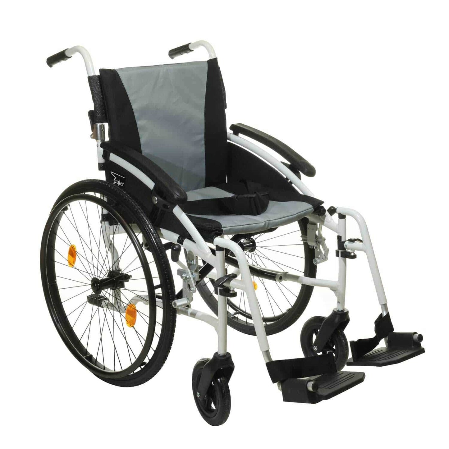 Teqler Aktivrollstuhl von vorne - ergonomische Sitzfläche, verstellbare Fußstützen, grau - Med-Praxisbedarf