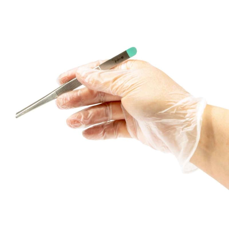 Hand beim Anziehen eines Vinyl-Handschuhs - richtige Anwendung, Einmalhandschutz - Med-Praxisbedarf